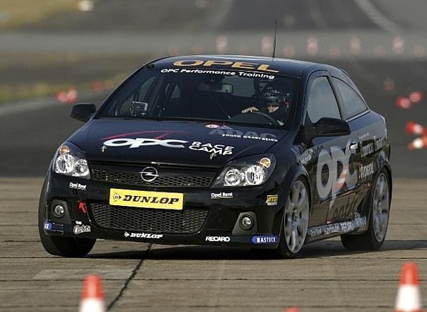 Im Opel Astra müssen die OPC Race Camp-Teilnehmer ihr Talent unter Beweis stellen. Foto: Auto-Reporter/Opel